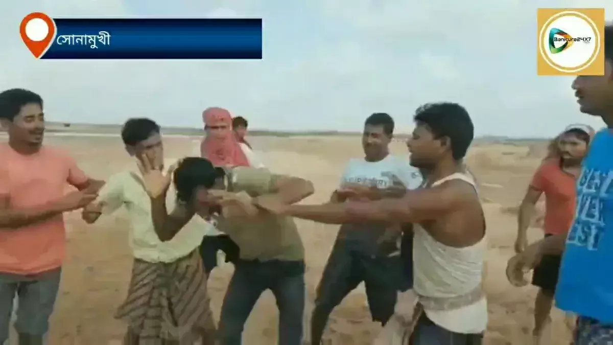 সংবাদ মাধ্যমের ক্যামেরায় সত্য গোপনের চেষ্টা, অবৈধ বালি বোঝায়  ট্রাক্টরের চালকে বেধড়ক মার উত্তেজিত জনতার।