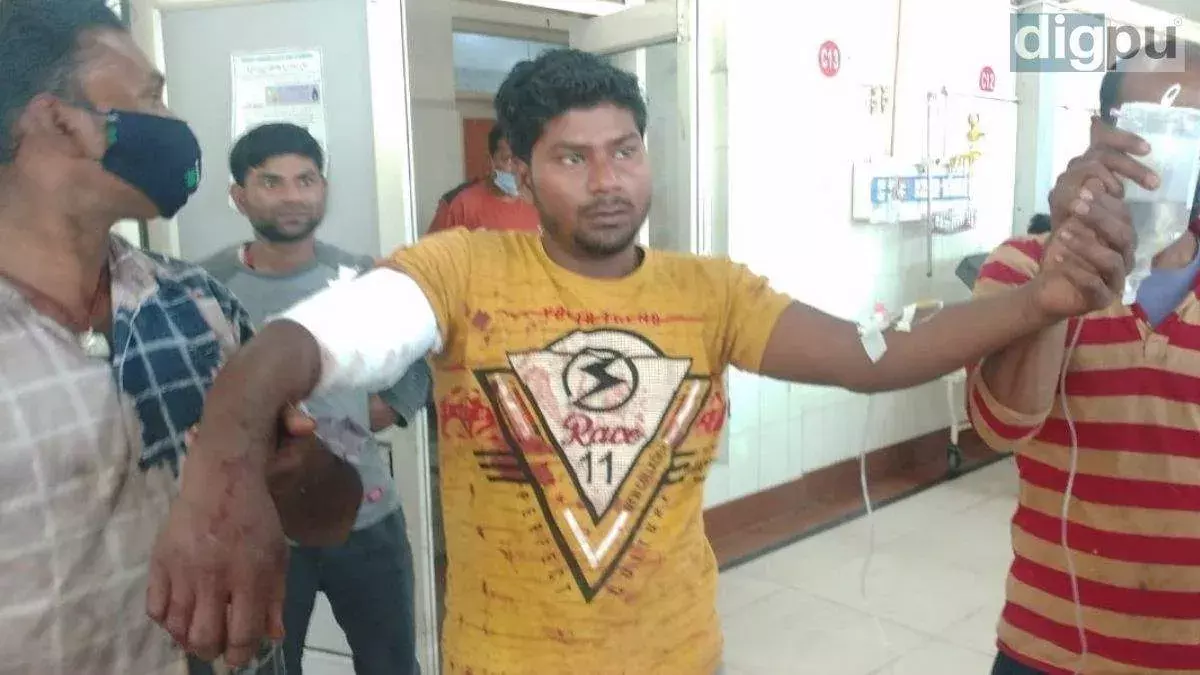 Four civilians injured in grenade attack in J-K’s Pulwama Four civilians injured in grenade attack in J-K’s Pulwama