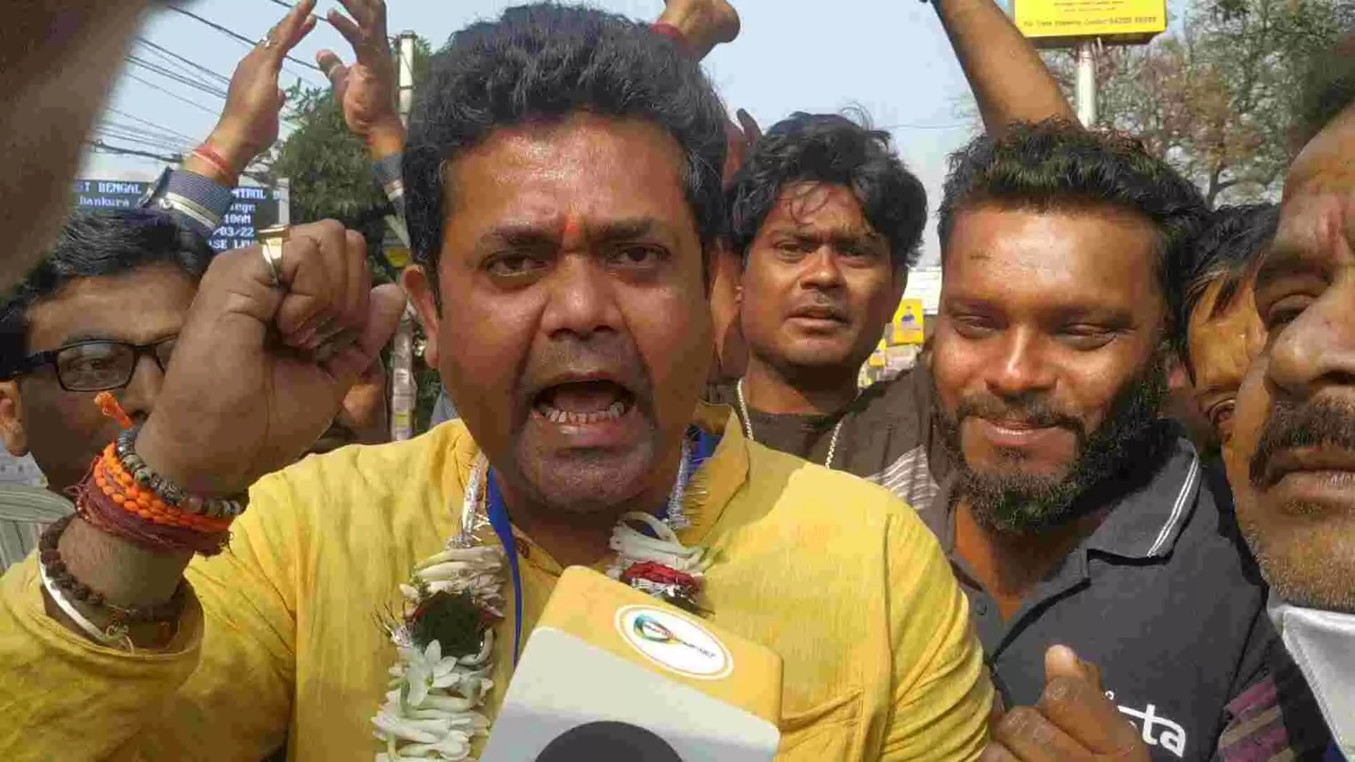 হেভী ওয়েট কংগ্রেস প্রার্থী রাধারাণী বন্দ্যোপাধ্যায়ের হার,বাঁকুড়া পুরসভার ২ নাম্বার ওয়ার্ডে জয়ী তৃণমূল প্রার্থী রাজীব দে। হেভী ওয়েট কংগ্রেস প্রার্থী রাধারাণী বন্দ্যোপাধ্যায়ের হার,বাঁকুড়া পুরসভার ২ নাম্বার ওয়ার্ডে জয়ী তৃণমূল প্রার্থী রাজীব দে।