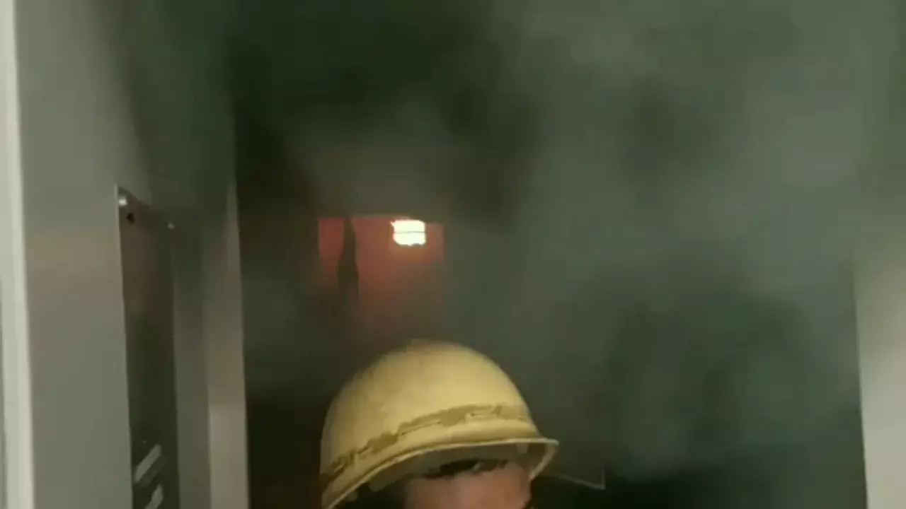 বাঁকুড়ার মাচানতলায় বীমা কোম্পানির অফিসে আগুন,দমকলের তৎপরতায় আগুন থেকে বাঁচল স্টেট ব্যাংক।