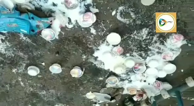 কালবৈশাখীর ঝড়ে পিড়রগাড়ীতে গায়েব বিদ্যুৎ,রাস্তায় আইসক্রীম ফেলে অভিনব বিক্ষোভ ব্যবসায়ী ও বাসিন্দাদের। কালবৈশাখীর ঝড়ে পিড়রগাড়ীতে গায়েব বিদ্যুৎ,রাস্তায় আইসক্রীম ফেলে অভিনব বিক্ষোভ ব্যবসায়ী ও বাসিন্দাদের।