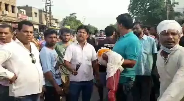 মামার বাড়ী বেড়াতে এসে বেপরোয়া ট্রাক্টরের বলি পাঁচ বছরের শিশু,আহত দাদু,প্রতিবাদে জাতীয় সড়ক অবরোধ। মামার বাড়ী বেড়াতে এসে বেপরোয়া ট্রাক্টরের বলি পাঁচ বছরের শিশু,আহত দাদু,প্রতিবাদে জাতীয় সড়ক অবরোধ।