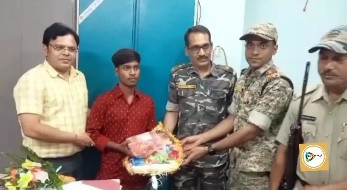 উচ্চ মাধ্যমিকে রাজ্যে সাঁওতালি ভাষায় প্রথম বিবেক সরেন,বড়ো হয়ে ইংরেজি সাহিত্য নিয়ে পড়ার ইচ্ছে তার। উচ্চ মাধ্যমিকে রাজ্যে সাঁওতালি ভাষায় প্রথম বিবেক সরেন,বড়ো হয়ে ইংরেজি সাহিত্য নিয়ে পড়ার ইচ্ছে তার।
