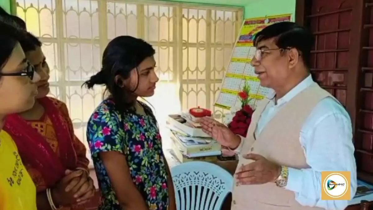 উচ্চ মাধ্যমিকে রাজ্যে যুগ্মভাবে দ্বিতীয় বাঁকুড়ার সুষমাকে শুভেচ্ছা জানালেন দেশের শিক্ষা প্রতিমন্ত্রী সুভাষ সরকার। উচ্চ মাধ্যমিকে রাজ্যে যুগ্মভাবে দ্বিতীয় বাঁকুড়ার সুষমাকে শুভেচ্ছা জানালেন দেশের শিক্ষা প্রতিমন্ত্রী সুভাষ সরকার।