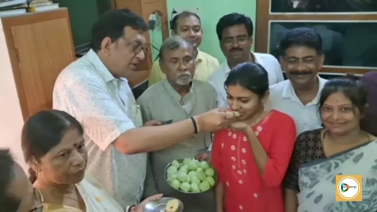 অভিষেকের পাঠানো স্মারক উপহার উচ্চ মাধ্যমিকে দ্বিতীয় সুষমার হাতে তুলেদিলেন সাংসদ শান্তনু সেন। অভিষেকের পাঠানো স্মারক উপহার উচ্চ মাধ্যমিকে দ্বিতীয় সুষমার হাতে তুলেদিলেন সাংসদ শান্তনু সেন।