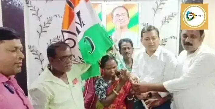 পঞ্চায়েতে বোর্ড গড়তে বিজেপির বিজয়ী প্রার্থীকে দলে ভিড়িয়ে বিষ্ণুপুরে চমক তৃণমূলের। পঞ্চায়েতে বোর্ড গড়তে বিজেপির বিজয়ী প্রার্থীকে দলে ভিড়িয়ে বিষ্ণুপুরে চমক তৃণমূলের।