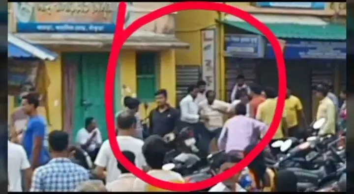 খাতড়ায় তৃণমূলের গোষ্ঠীদ্বন্দ্ব চরমে,ধর্ণা মঞ্চ থেকে তাড়া করে বেধড়ক মার ব্লক সভাপতিকে,আক্রান্ত তার অনুগামীরাও। খাতড়ায় তৃণমূলের গোষ্ঠীদ্বন্দ্ব চরমে,ধর্ণা মঞ্চ থেকে তাড়া করে বেধড়ক মার ব্লক সভাপতিকে,আক্রান্ত তার অনুগামীরাও।