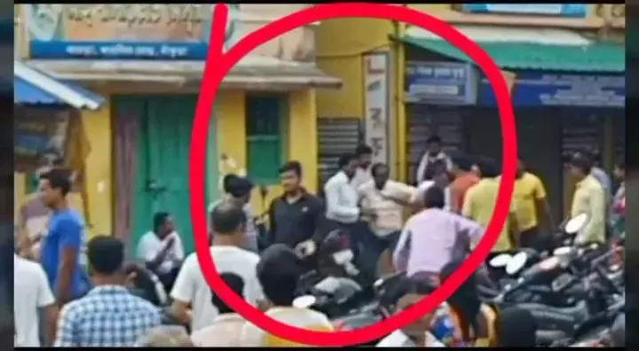 খাতড়ায় তৃণমূলের গোষ্ঠীদ্বন্দ্ব চরমে,ধর্ণা মঞ্চ থেকে তাড়া করে বেধড়ক মার ব্লক সভাপতিকে,আক্রান্ত তার অনুগামীরাও। খাতড়ায় তৃণমূলের গোষ্ঠীদ্বন্দ্ব চরমে,ধর্ণা মঞ্চ থেকে তাড়া করে বেধড়ক মার ব্লক সভাপতিকে,আক্রান্ত তার অনুগামীরাও।