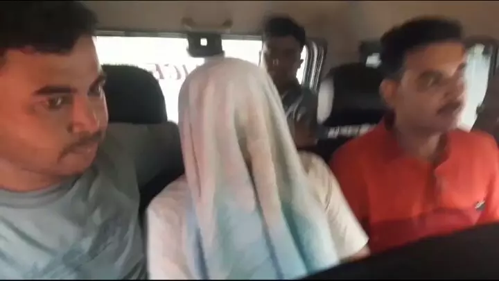 কেশিয়াকোল শ্যুট আউট কান্ডে বিহার যোগ, অরঙ্গবাদ থেকে ধৃত আজগৈবির ১০ দিনের পুলিশ হেফাজত। কেশিয়াকোল শ্যুট আউট কান্ডে বিহার যোগ, অরঙ্গবাদ থেকে ধৃত আজগৈবির ১০ দিনের পুলিশ হেফাজত।