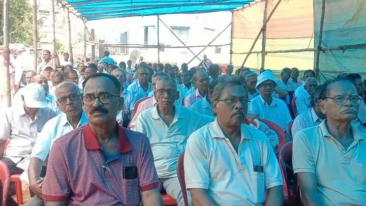 বকেয়া ডিএ সহ একগুচ্ছ দাবিতে পশ্চিমবঙ্গ রাজ্য সরকারি পেনশনার্স সমিতিরর বিক্ষোভ সমাবেশ ও ডিএম অফিসে ডেপুটেশন। বকেয়া ডিএ সহ একগুচ্ছ দাবিতে পশ্চিমবঙ্গ রাজ্য সরকারি পেনশনার্স সমিতিরর বিক্ষোভ সমাবেশ ও ডিএম অফিসে ডেপুটেশন।