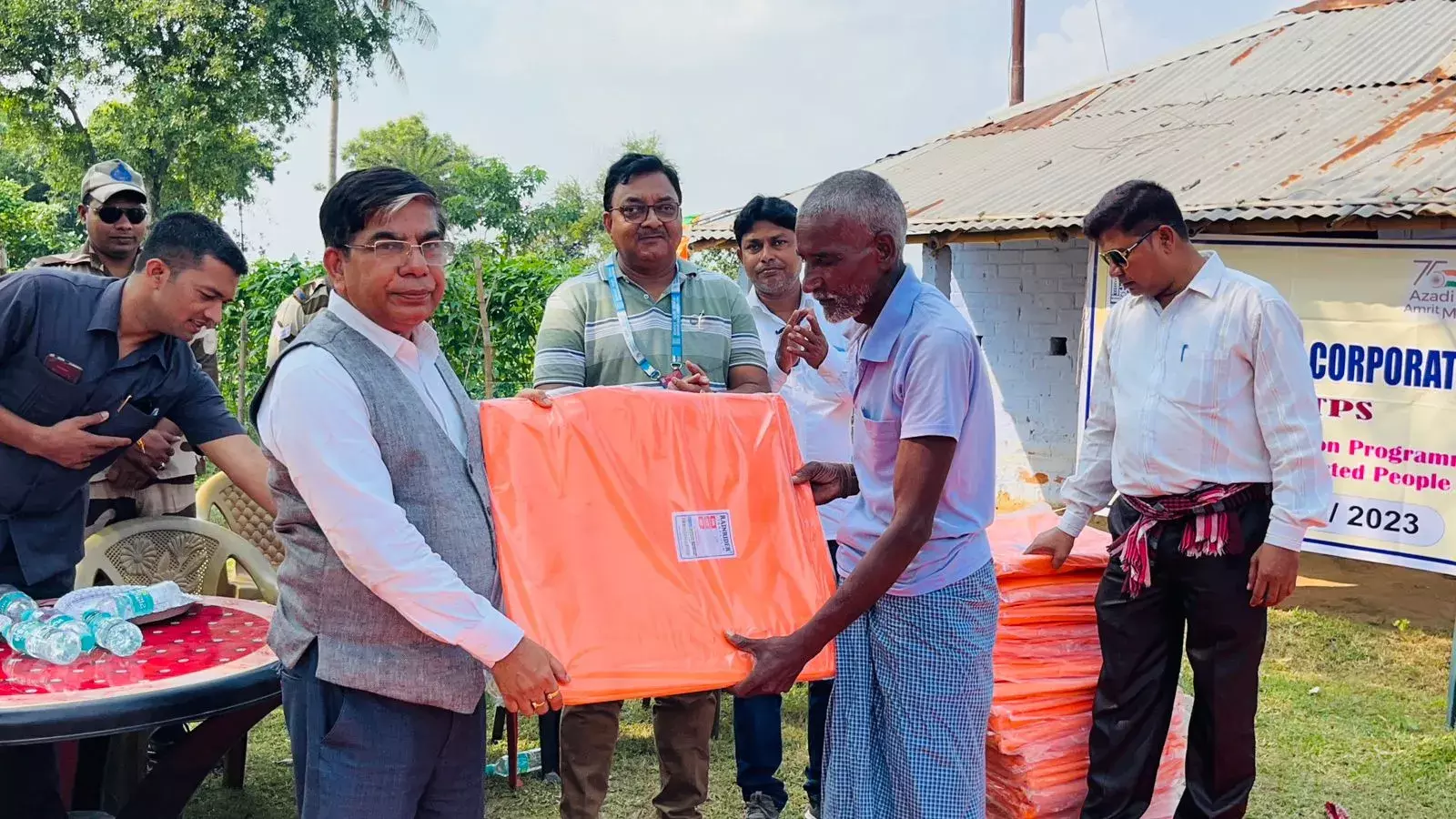 মানাচরের বন্যায় ক্ষতিগ্রস্তদের হাতে মহা ষষ্ঠীর দিন ত্রিপল তুলে দিলেন কেন্দ্রীয় শিক্ষা প্রতিমন্ত্রী ডাঃ সুভাষ সরকার।