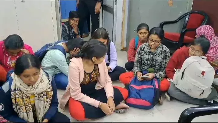 বাঁকুড়া খ্রিস্টান কলেজে হাজিরা বিধির গেরোয় পরীক্ষায় বসতে না পারায় অধ্যক্ষ ঘেরাও,রাত পর্যন্ত গড়াল পড়ুয়াদের বিক্ষোভ। বাঁকুড়া খ্রিস্টান কলেজে হাজিরা বিধির গেরোয় পরীক্ষায় বসতে না পারায় অধ্যক্ষ ঘেরাও,রাত পর্যন্ত গড়াল পড়ুয়াদের বিক্ষোভ।