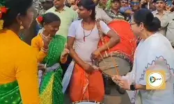 বাঁকুড়ায় নেমেই ভৈরবস্থানে পুজো,বাজালেন ঢাকও,স্টেডিয়াম থেকে সার্কিট হাউস পর্যন্ত হেঁটে জনসংযোগ মুখ্যমন্ত্রীর।