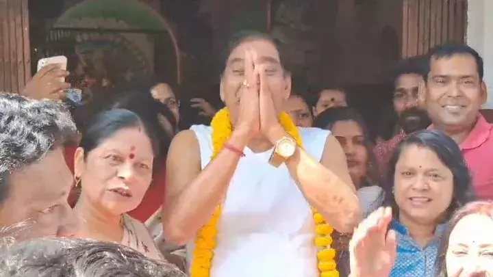 মুখ্যমন্ত্রী মমতা বন্দ্যোপাধ্যায়ের  সুস্থতা কামনায় ভৈরবস্থান মন্দিরে পুজো অরূপ চক্রবর্তীর। মুখ্যমন্ত্রী মমতা বন্দ্যোপাধ্যায়ের  সুস্থতা কামনায় ভৈরবস্থান মন্দিরে পুজো অরূপ চক্রবর্তীর।