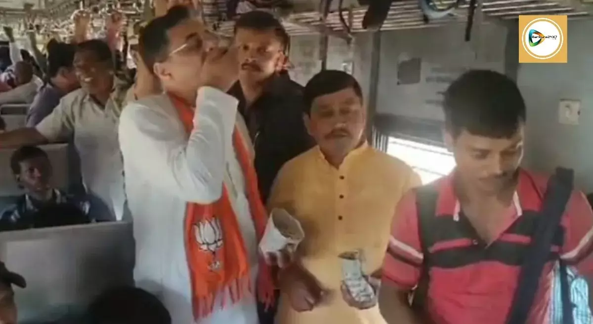 সোনামুখী থেকে মশাগ্রাম ট্রেনে চড়ে জনসংযোগ যাত্রা সৌমিত্রের। সোনামুখী থেকে মশাগ্রাম ট্রেনে চড়ে জনসংযোগ যাত্রা সৌমিত্রের।