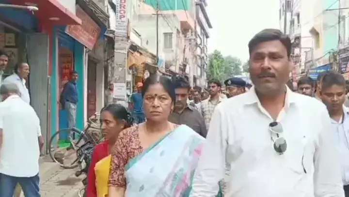 পুরসভার সময়সীমা পার হতেই ফুটপাত হকার মুক্ত করতে শহরে শুরু অভিযান,রথের মুখে দিশেহারা ফুটপাতের ব্যাপারীরা। পুরসভার সময়সীমা পার হতেই ফুটপাত হকার মুক্ত করতে শহরে শুরু অভিযান,রথের মুখে দিশেহারা ফুটপাতের ব্যাপারীরা।