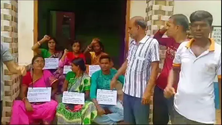 গ্রাম পঞ্চায়েত তৃণমূলের দখলে, তাই বিজেপির বিজয়ী সদস্যদের এলাকায় উন্নয়নে বাধা,প্রতিবাদে ধর্ণা- বিক্ষোভ বিজেপির। গ্রাম পঞ্চায়েত তৃণমূলের দখলে, তাই বিজেপির বিজয়ী সদস্যদের এলাকায় উন্নয়নে বাধা,প্রতিবাদে ধর্ণা- বিক্ষোভ বিজেপির।