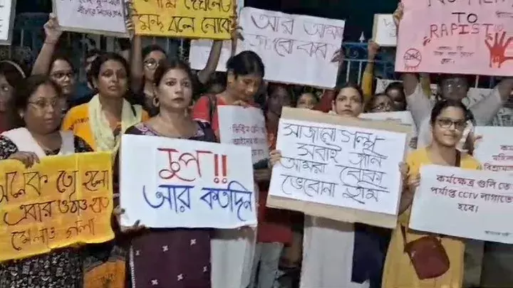 ১৪ই আগস্ট রাত দখলের লড়াইয়ে সামিল জেলার মহিলারাও,সকালে মৌন মিছিল খ্রিস্টান কলেজের,প্রতিবাদ মিছিলে সামিল উন্নয়নীর পড়ুয়ারাও। ১৪ই আগস্ট রাত দখলের লড়াইয়ে সামিল জেলার মহিলারাও,সকালে মৌন মিছিল খ্রিস্টান কলেজের,প্রতিবাদ মিছিলে সামিল উন্নয়নীর পড়ুয়ারাও।