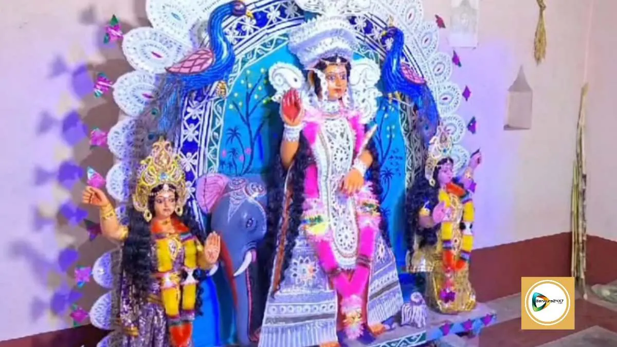 বাঁকুড়ার এই গ্রামে মা লক্ষ্মী গজের পিঠে বিরাজমান!গজ বাহিনীর আক্রমণ থেকে বাঁচতেই গজলক্ষ্মীর আরাধনায় মাতেন গ্রামের মানুষ। বাঁকুড়ার এই গ্রামে মা লক্ষ্মী গজের পিঠে বিরাজমান!গজ বাহিনীর আক্রমণ থেকে বাঁচতেই গজলক্ষ্মীর আরাধনায় মাতেন গ্রামের মানুষ।