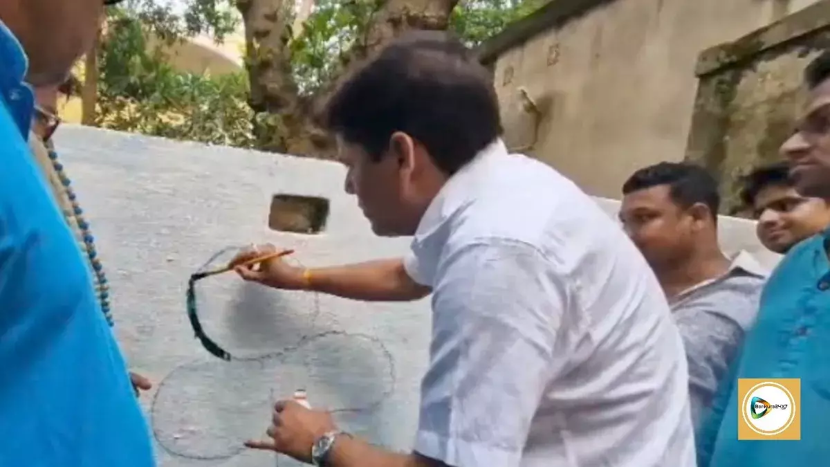 প্রার্থী হিসেবে নাম ঘোষণা হতেই অনুগামীদের নিয়ে দেওয়াল লিখন শুরু ফাল্গুনীর,আরজি কর ইস্যু উপ নির্বাচনে প্রভাব ফেলবে না,সাফ জানালেন তিনি। প্রার্থী হিসেবে নাম ঘোষণা হতেই অনুগামীদের নিয়ে দেওয়াল লিখন শুরু ফাল্গুনীর,আরজি কর ইস্যু উপ নির্বাচনে প্রভাব ফেলবে না,সাফ জানালেন তিনি।