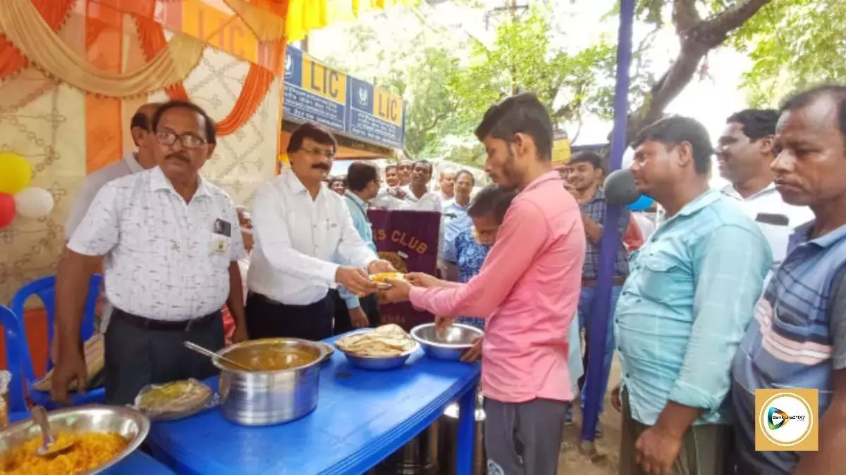 অবসরের দিনটাকে স্মরণীয় করে রাখতে অভিনব উদ্যোগ,ক্ষুধার্ত পথচারীদের হাতে আহার তুলে দিলেন মনোজিৎ মাজী। অবসরের দিনটাকে স্মরণীয় করে রাখতে অভিনব উদ্যোগ,ক্ষুধার্ত পথচারীদের হাতে আহার তুলে দিলেন মনোজিৎ মাজী।