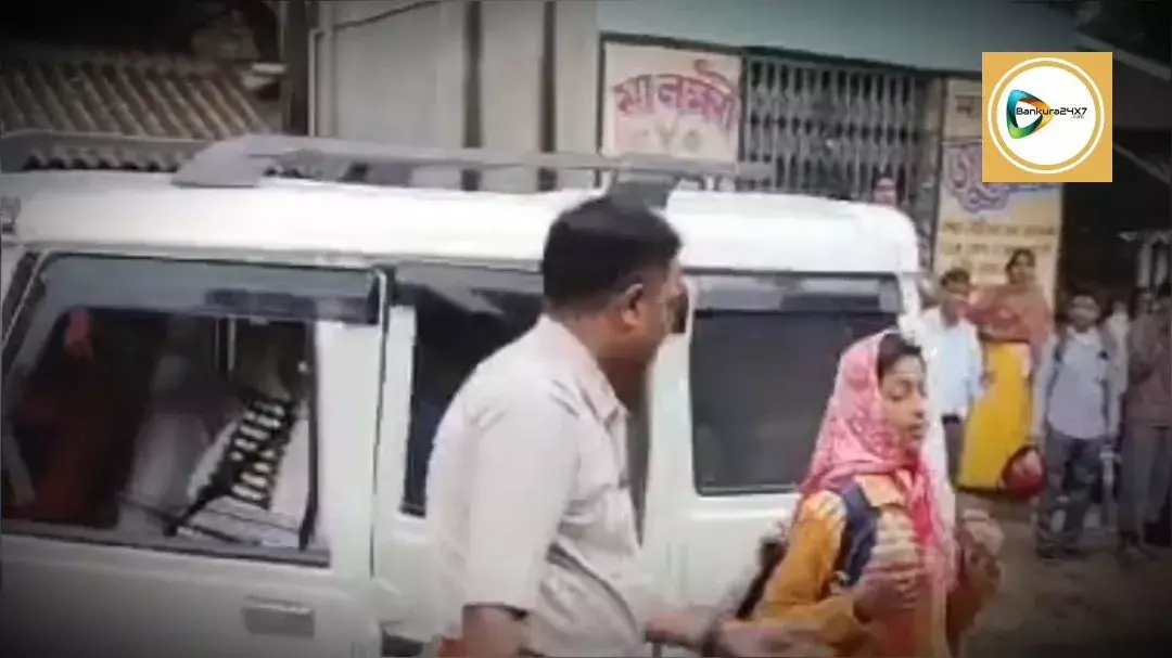 অকাল বৃষ্টিতে বিড়ম্বনায় মাধ্যমিক পরিক্ষার্থীরা,তাদের নিরাপদে পরীক্ষা কেন্দ্রে পৌঁছে দিল পুলিশ। অকাল বৃষ্টিতে বিড়ম্বনায় মাধ্যমিক পরিক্ষার্থীরা,তাদের নিরাপদে পরীক্ষা কেন্দ্রে পৌঁছে দিল পুলিশ।