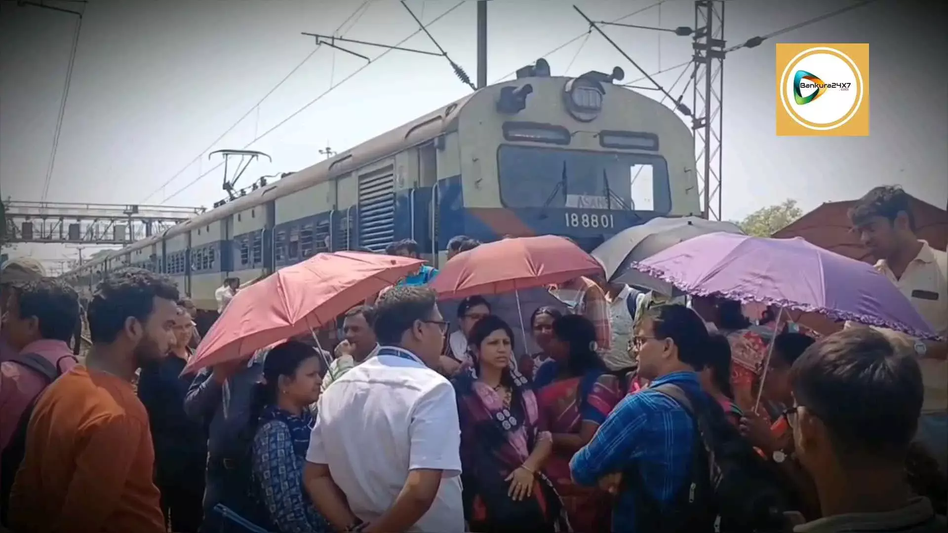 ট্রেন লেটের বিড়ম্বনায় নাকাল নিত্যযাত্রীরা, রেল অবরোধ করে প্রতিবাদ ঝাঁটিপাহাড়িতে,ব্যহত ট্রেন চলাচল। ট্রেন লেটের বিড়ম্বনায় নাকাল নিত্যযাত্রীরা, রেল অবরোধ করে প্রতিবাদ ঝাঁটিপাহাড়িতে,ব্যহত ট্রেন চলাচল।