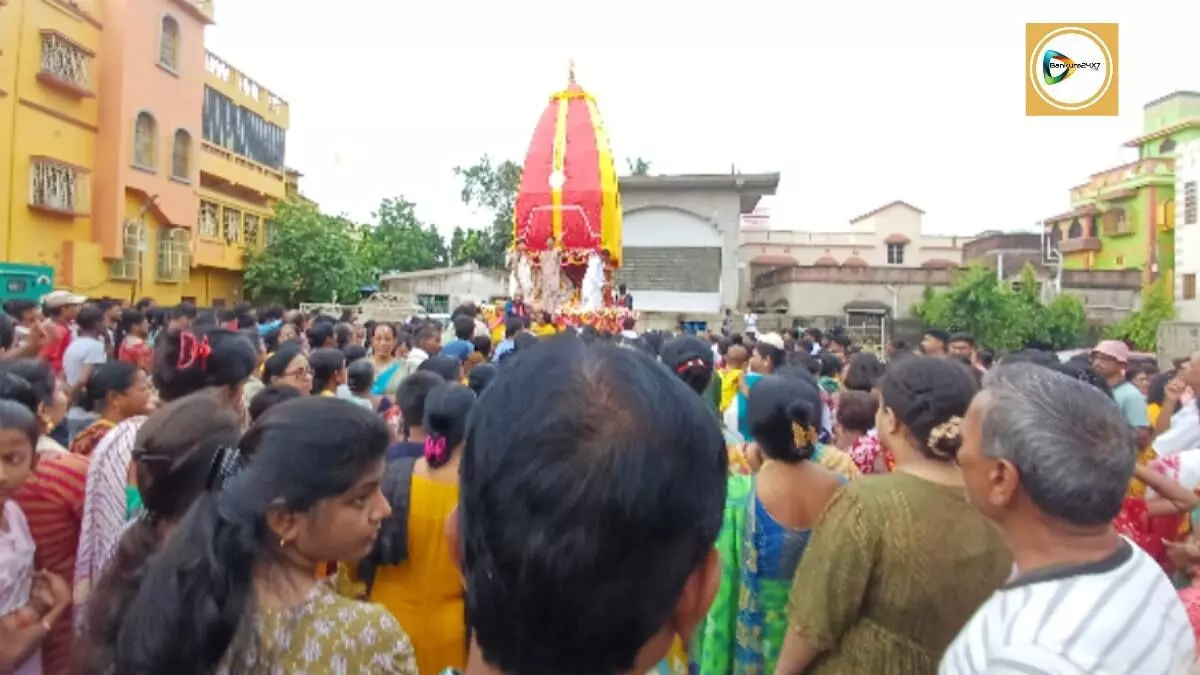 ইসকনের রথ ঘিরে শহর বাঁকুড়ায় উন্মাদনা ছিল তুঙ্গে,দড়িতে টান দিয়ে রথ যাত্রার সূচনা করেন সাংসদ অরূপ চক্রবর্তী। ইসকনের রথ ঘিরে শহর বাঁকুড়ায় উন্মাদনা ছিল তুঙ্গে,দড়িতে টান দিয়ে রথ যাত্রার সূচনা করেন সাংসদ অরূপ চক্রবর্তী।