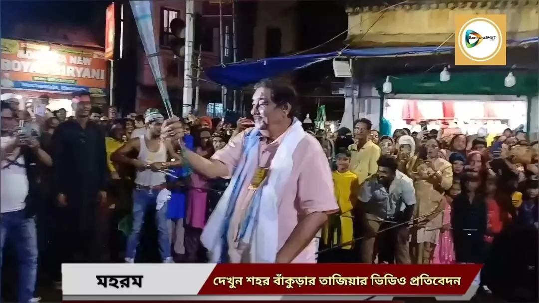 মহরমে লাঠি খেলে নজর কাড়লেন সাংসদ অরূপ চক্রবর্তী। মহরমে লাঠি খেলে নজর কাড়লেন সাংসদ অরূপ চক্রবর্তী।