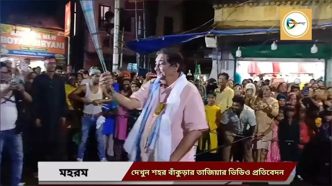 মহরমে লাঠি খেলে নজর কাড়লেন সাংসদ অরূপ চক্রবর্তী। মহরমে লাঠি খেলে নজর কাড়লেন সাংসদ অরূপ চক্রবর্তী।