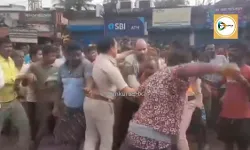 মাকুড়গ্রামে এসবিআইয়ের এটিএমে লুঠের চেষ্টা ঠেকালেন গ্রামবাসীরা,বেধড়ক গণধোলাই দিয়ে ৩ দুষ্কৃতিকে পুলিশের হাতে তুলে দেন তারা। মাকুড়গ্রামে এসবিআইয়ের এটিএমে লুঠের চেষ্টা ঠেকালেন গ্রামবাসীরা,বেধড়ক গণধোলাই দিয়ে ৩ দুষ্কৃতিকে পুলিশের হাতে তুলে দেন তারা।