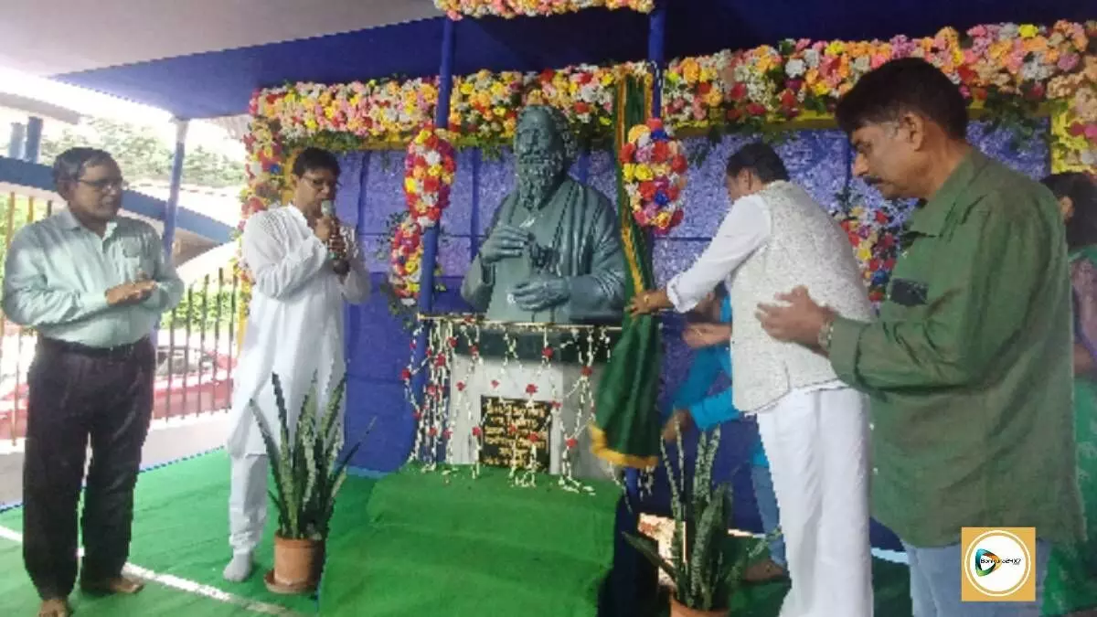 বাঁকুড়া জেলা প্রাথমিক শিক্ষা সংসদে ২২শে শ্রাবণে কবি স্মরণ,রবীন্দ্রনাথ ঠাকুরের আবক্ষ মূর্তির আবরণ উন্মোচন করলেন সাংসদ অরূপ চক্রবর্তী।
