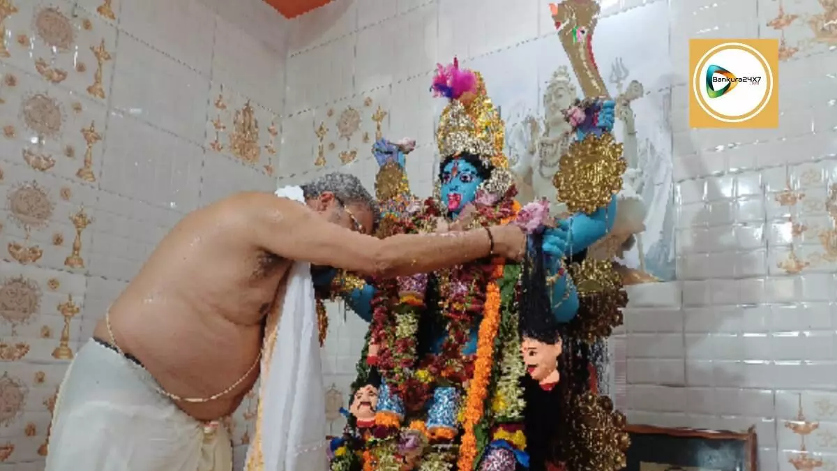 আরতি করতে করতে আবেগে কেঁদে ভাসালেন সাংসদ কল্যাণ বন্দ্যোপাধ্যায়,পুজো শেষে জানালেন মায়ের কাছে কি,কি চাইলেন তিনি? আরতি করতে করতে আবেগে কেঁদে ভাসালেন সাংসদ কল্যাণ বন্দ্যোপাধ্যায়,পুজো শেষে জানালেন মায়ের কাছে কি,কি চাইলেন তিনি?