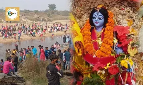 মুড়িই যোগায় সঞ্জীবনী শক্তি- কেঞ্জাকুড়ার মুড়ি মেলায় এই বিশ্বাসেই নদীর চরে মুড়ি মেখে খাওয়ার ধূম!