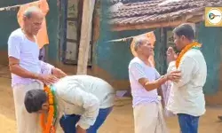 দেখুন ভোটের অন্য ছবি ওন্দায় বর্ষীয়ান বিজেপি নেতাকে প্রণাম তৃণমূল প্রার্থীর। দেখুন ভোটের অন্য ছবি ওন্দায় বর্ষীয়ান বিজেপি নেতাকে প্রণাম তৃণমূল প্রার্থীর।