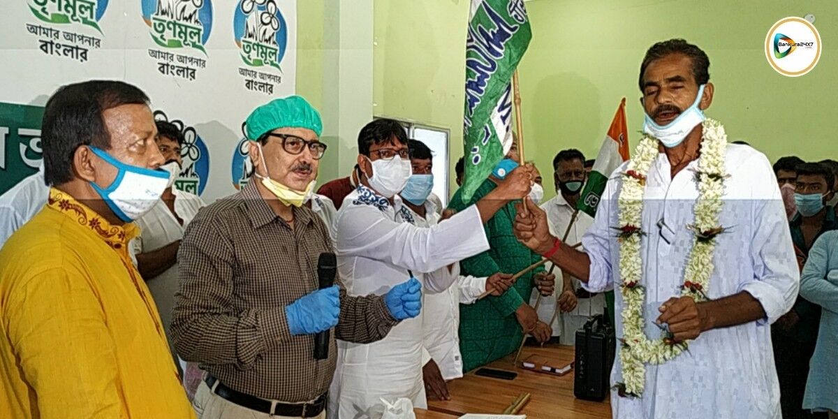 এবার জাতীয় কংগ্রেসের ঘরে ভাঙ্গন! ৫৫০ টি পরিবারকে সাথে নিয়ে তৃণমূলে যোগ দিলেন বরিষ্ট নেতা অরুণ পাঠক। এবার জাতীয় কংগ্রেসের ঘরে ভাঙ্গন! ৫৫০ টি পরিবারকে সাথে নিয়ে তৃণমূলে যোগ দিলেন বরিষ্ট নেতা অরুণ পাঠক।