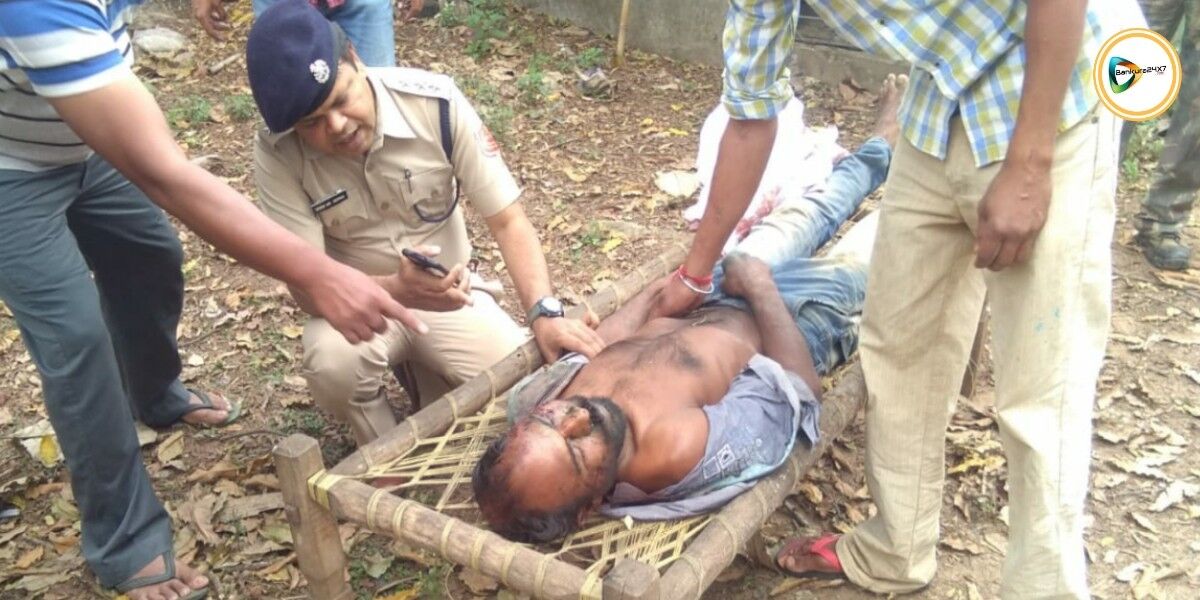 সিমলাপালে গ্রাম লাগোয়া মাঠে উদ্ধার রক্তাক্ত মৃতদেহ। তদন্তে খাতড়ার এসডিপিও। সিমলাপালে গ্রাম লাগোয়া মাঠে উদ্ধার রক্তাক্ত মৃতদেহ। তদন্তে খাতড়ার এসডিপিও।