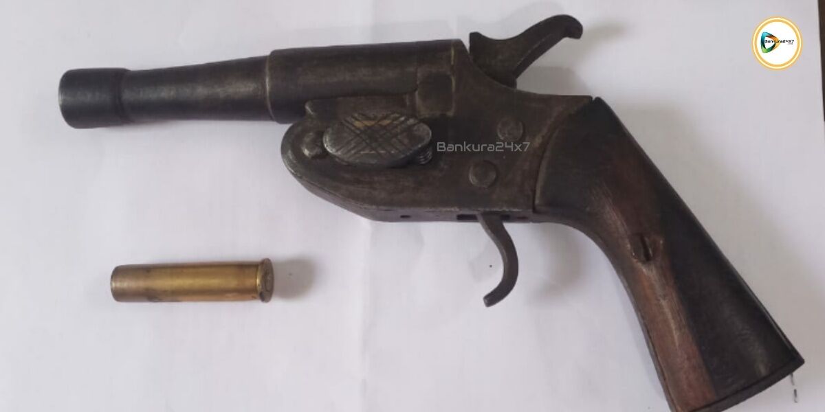 তালডাংরায় গুলি চালিয়ে টাকা আদায়ের সময় গ্রামবাসীদের হাতে পাইপ গান সহ ধরা পড়ল দুই যুবক।