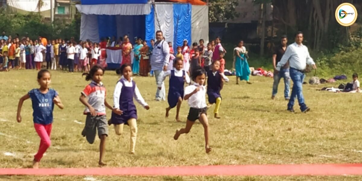 বোস্টেল মাঠে অনুষ্ঠিত হল পাঠকপাড়া-শাখাঁরীপাড়া অঞ্চলের প্রাথমিক স্কুল ক্রীড়া প্রতিযোগিতা।