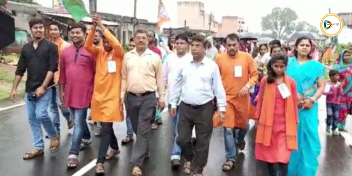 বৃষ্টি উপেক্ষা করে সিমলাপালে গান্ধী সংকল্প যাত্রায় সাংসদ সুভাষ সরকারের সাথে সামিল বহু মানুষ। বৃষ্টি উপেক্ষা করে সিমলাপালে গান্ধী সংকল্প যাত্রায় সাংসদ সুভাষ সরকারের সাথে সামিল বহু মানুষ।