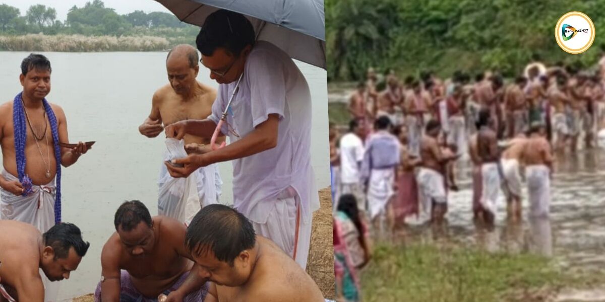 বৃষ্টি কে উপেক্ষা করে, জেলার নদীতে,নদীতে তর্পণের ভীড়। বৃষ্টি কে উপেক্ষা করে, জেলার নদীতে,নদীতে তর্পণের ভীড়।