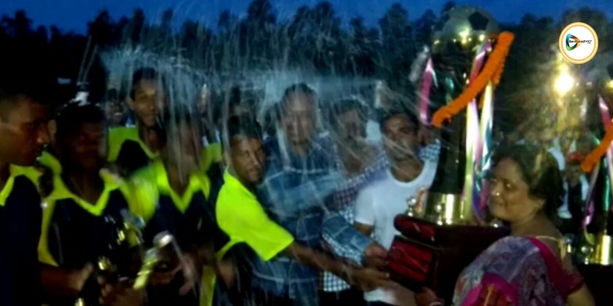 ওন্দার বেড়াখামারে একলাখী ফুটবল টুর্নামেন্টে চ্যাম্পিয়ন বাঁকুড়ার বিবিএফসি।