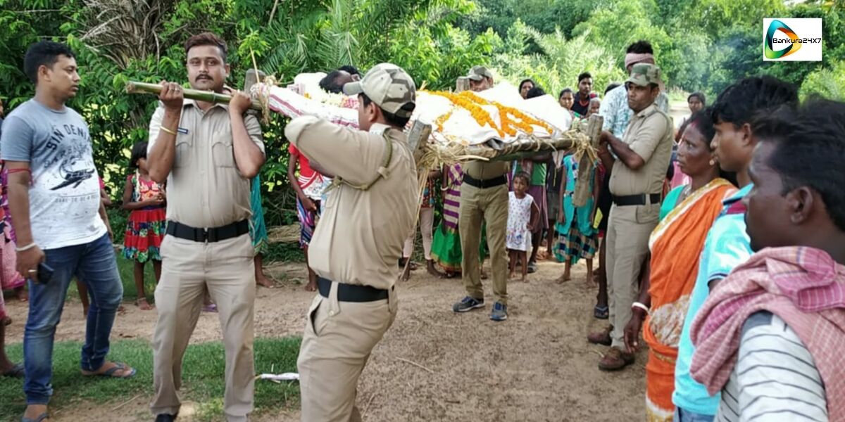 মানবিক পুলিশ!মেজিয়ায় বৃদ্ধের শেষকৃত্য করলেন পুলিশ কর্মীরা। মানবিক পুলিশ!মেজিয়ায় বৃদ্ধের শেষকৃত্য করলেন পুলিশ কর্মীরা।