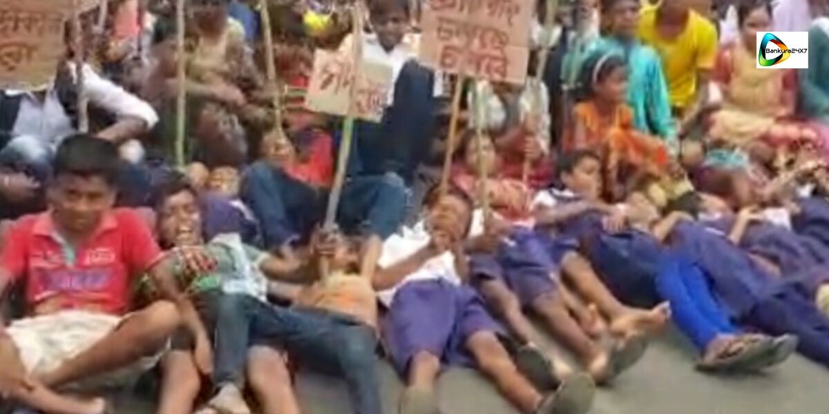 মদের দোকান বন্ধের দাবীতে মানকানালীতে পথ অবরোধে সামিল স্কুল পড়ুয়ারাও। মদের দোকান বন্ধের দাবীতে মানকানালীতে পথ অবরোধে সামিল স্কুল পড়ুয়ারাও।