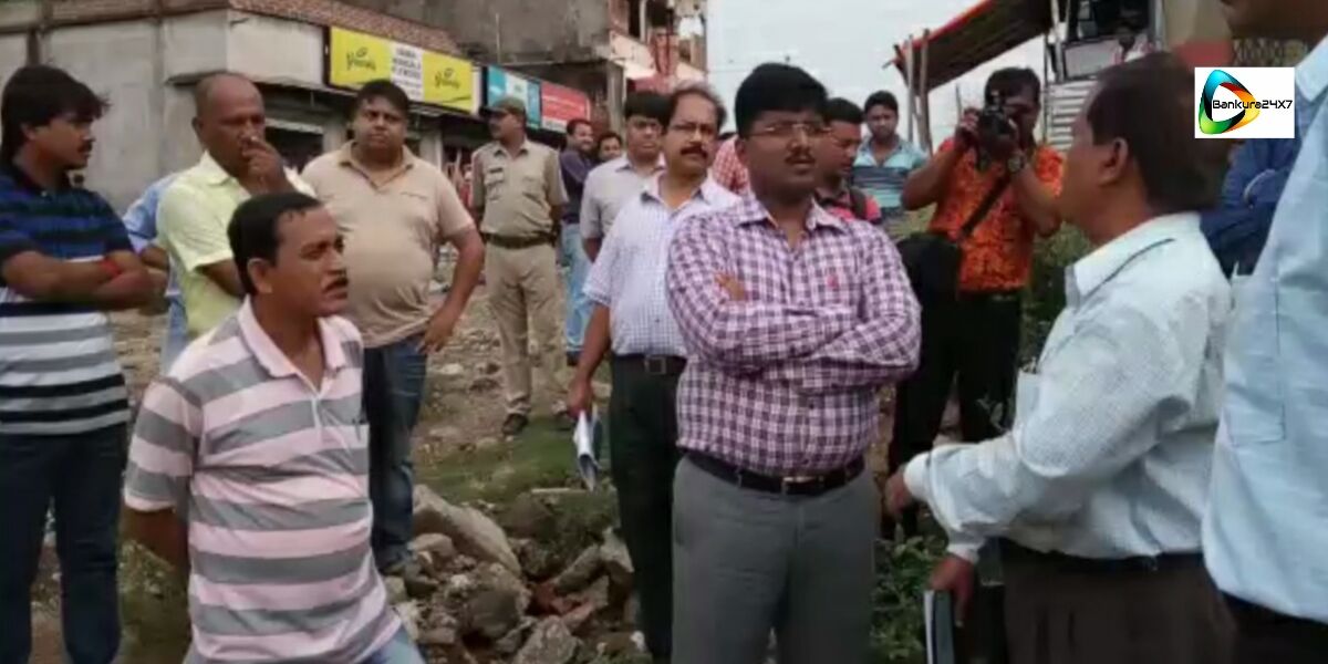 জন অভিযোগ দিবসে পাওয়া অভিযোগ খতিয়ে দেখতে শহরে জেলাশাসকের অভিযান।