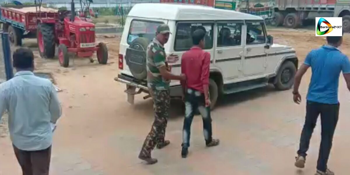 নাকা চেকিং এর সময় আগ্নেয়াস্ত্র সহ এক ব্যক্তি কে গ্রেপ্তার করল কোতুলপুর থানার পুলিশ। নাকা চেকিং এর সময় আগ্নেয়াস্ত্র সহ এক ব্যক্তি কে গ্রেপ্তার করল কোতুলপুর থানার পুলিশ।