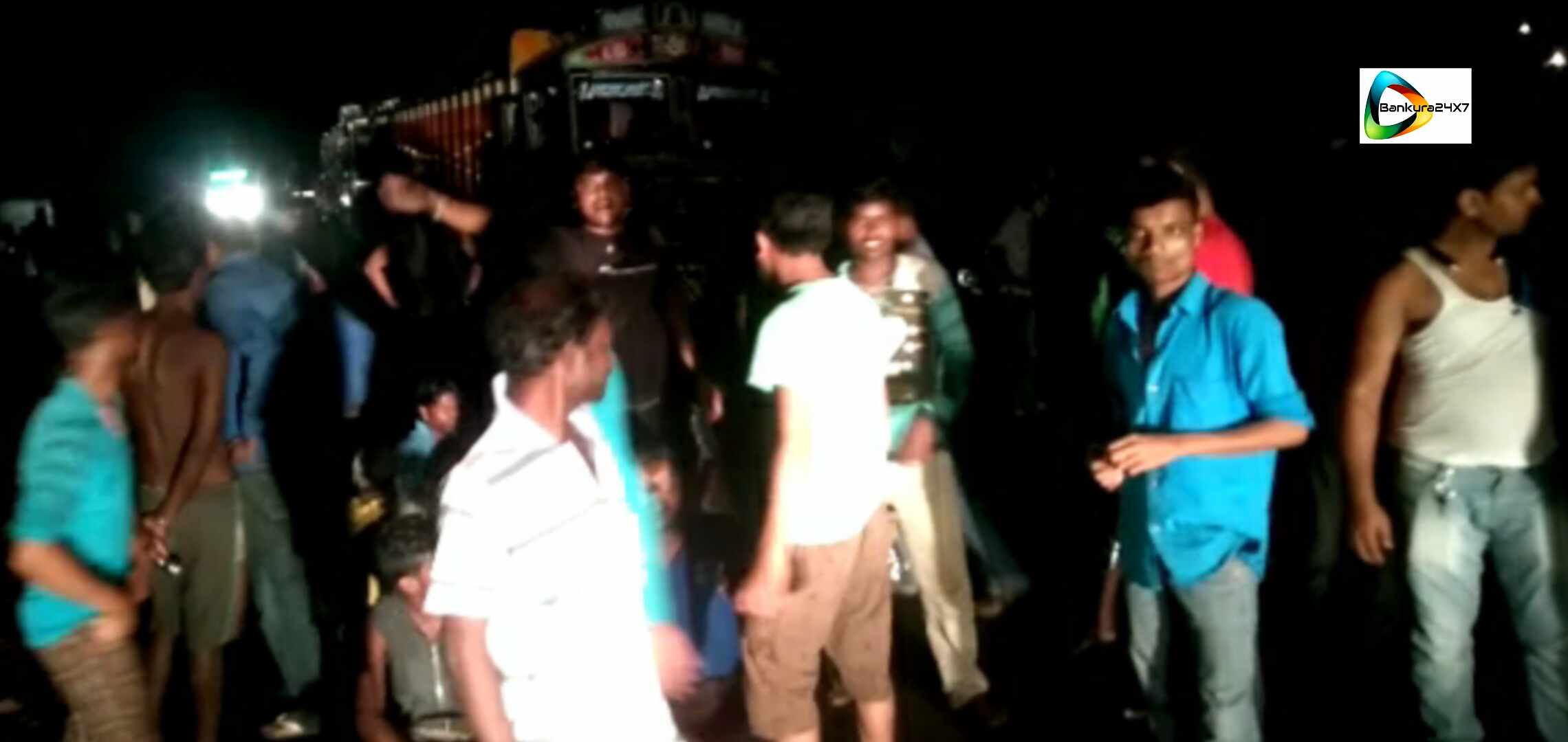 রতনপুরে বিদ্যুতের দাবীতে পথ অবরোধ,বাঁকুড়া- ঝাড়গ্রাম রুটে যান চলাচল ব্যাহত। রতনপুরে বিদ্যুতের দাবীতে পথ অবরোধ,বাঁকুড়া- ঝাড়গ্রাম রুটে যান চলাচল ব্যাহত।