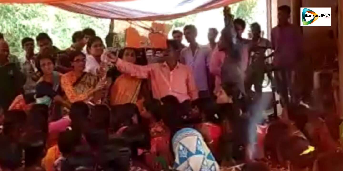 পাত্রসায়রের বালসীতে প্রায় ১০০ তৃণমূল মহিলা সমর্থক সহ মোট ২৮০ জন মহিলা বিজেপিতে যোগ দিলেন। পাত্রসায়রের বালসীতে প্রায় ১০০ তৃণমূল মহিলা সমর্থক সহ মোট ২৮০ জন মহিলা বিজেপিতে যোগ দিলেন।