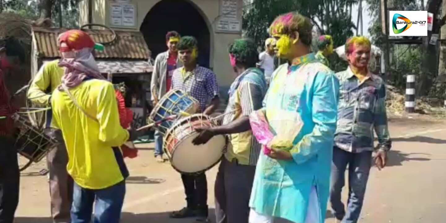 নিজের গ্রামে রঙ খেলে অভিনব ভোট প্রচারে শ্যামল সাঁতরা #দেখুন ভিডিও।