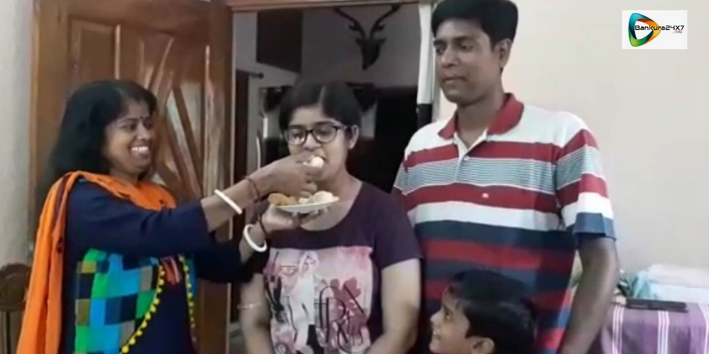 বড়ো হয়ে চিকিৎসক হওয়ার ইচ্ছে মাধ্যমিকে দশম স্থানাধিকারী রিমার। বড়ো হয়ে চিকিৎসক হওয়ার ইচ্ছে মাধ্যমিকে দশম স্থানাধিকারী রিমার।